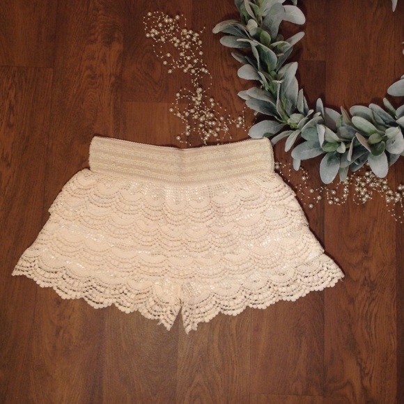 Miss Line Pants - Crochet shorts